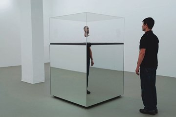 Imagem, instalação de Thiago Honório: visitante se enxerga com cabeça de estátua de roca do século XVIII Imagem, instalação de Thiago Honório: visitante se enxerga com cabeça de estátua de roca do século XVIII