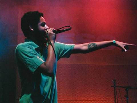 O rapper Emicida e o desenho de mandala chinesa: habilidade para destacar a imagem na pele negra