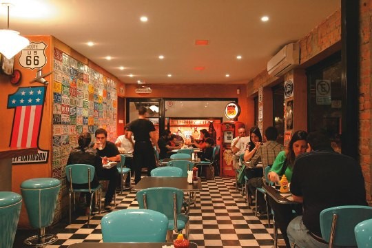 Ambiente caprichado chama atenção na Hamburgueria Frank Phillips Ambiente caprichado chama atenção na Hamburgueria Frank Phillips