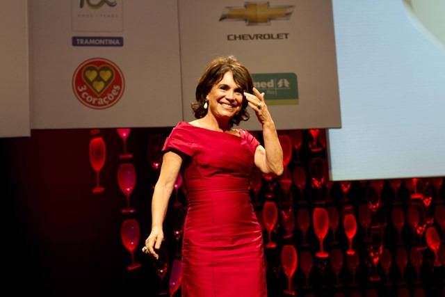 Regina Duarte leiloa peças de suas personagens para caridade