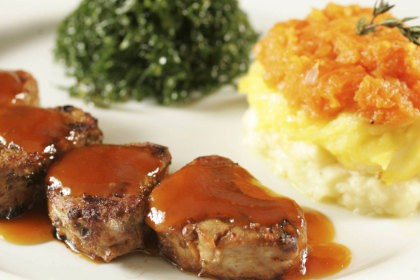 Filé mignon de porco ao molho de laranja guarnecido de couve crocante, quibebe e purês de batata e de mandioquinha, do restaurante Regina Preta Bistrô Filé mignon de porco ao molho de laranja guarnecido de couve crocante, quibebe e purês de batata e de mandioquinha, do restaurante Regina Preta Bistrô