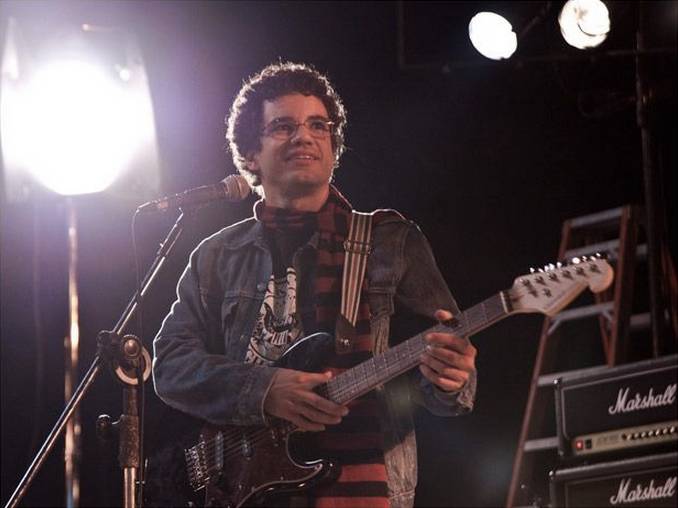 Renato Russo está vivo no filme Somos Tão Jovens