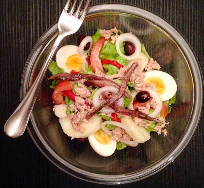 Salada ni&ccedil;oise: cl&aacute;ssico do litoral mediterr&acirc;neo (Foto: )