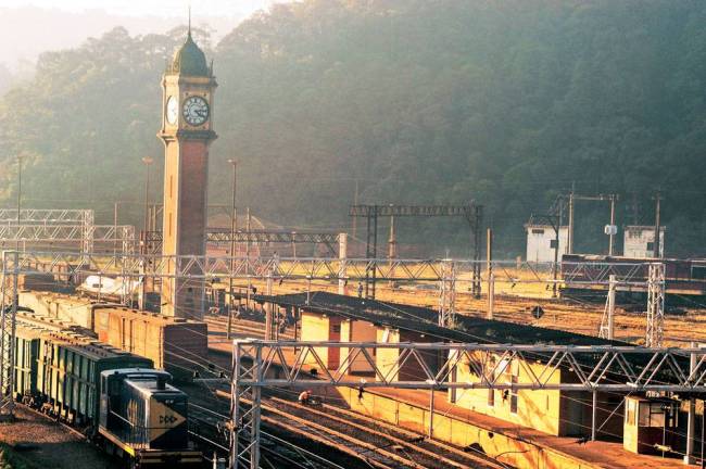 Réplica do relógio Big Ben, de Londres, na estação ferroviária da vila de Parana