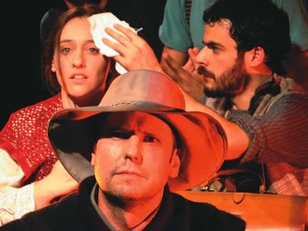 Dinah Feldman, André Blumenschein (à frente) e Chico Carvalho: trio encena o drama Réquiem Dinah Feldman, André Blumenschein (à frente) e Chico Carvalho: trio encena o drama Réquiem