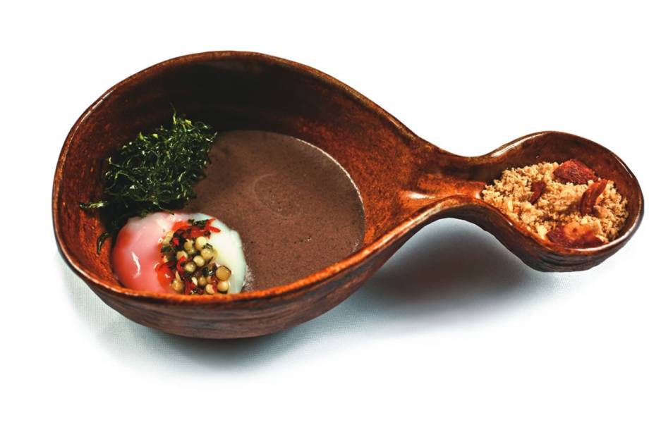 Ovo com espuma de feijão-preto, couve e farofa: pedida integra o menu do Clandestino, jantar preparado às quartas e quintas no Dui Ovo com espuma de feijão-preto, couve e farofa: pedida integra o menu do Clandestino, jantar preparado às quartas e quintas no Dui