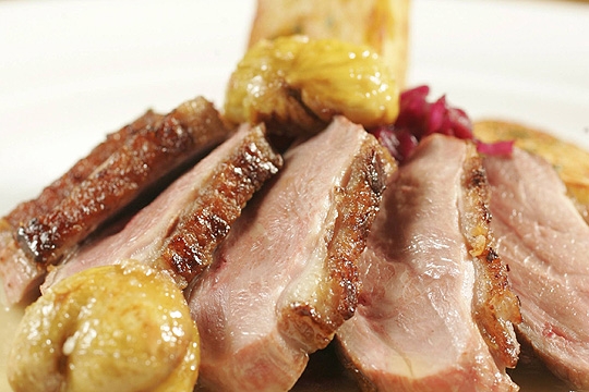 Wolfs Garten: peito de pato grelhado na companhia de repolho roxo e knödel Wolfs Garten: peito de pato grelhado na companhia de repolho roxo e knödel