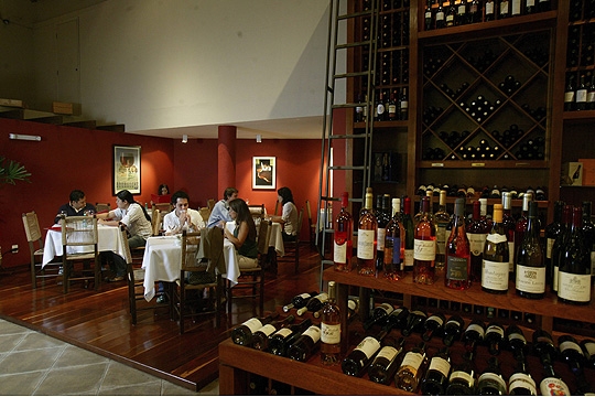 Le Tire-Bouchon permite escolher vinho direto na adega Le Tire-Bouchon permite escolher vinho direto na adega