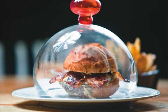 Hambúrguer: incrementado por queijo da Serra da Canastra Hambúrguer: incrementado por queijo da Serra da Canastra