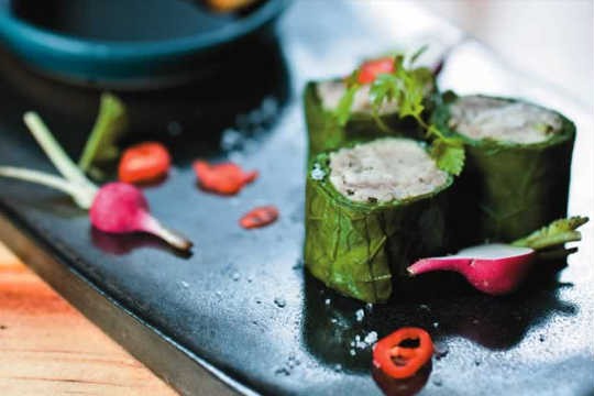 Uramaki de couve: sushi ilusionista Uramaki de couve: sushi ilusionista