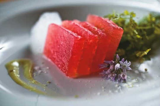 Sashimi de melancia: escoltado por espuma de gengibre e creme de wassabi Sashimi de melancia: escoltado por espuma de gengibre e creme de wassabi