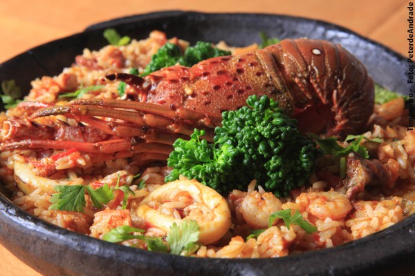 O arroz de marisco do Timoneiro recebe uma banda de lagosta, camarões pequenos, polvo e lula (Foto: Peter de Andrade)