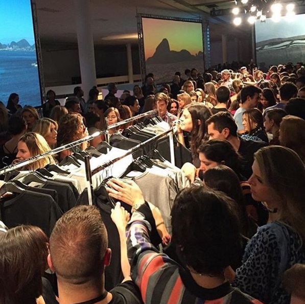 Riachuelo vende 2 000 peças em quarenta minutos