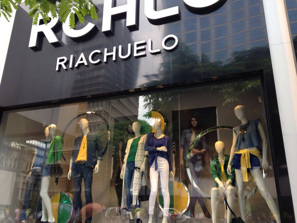 Riachuelo muda vitrine e oferece guarda-chuva com a palavra “impeachment”