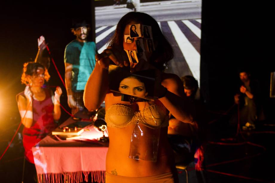 Aparelhos de Superar Ausências: montagem usa técnicas de cinema, instalação artística e experimentações Aparelhos de Superar Ausências: montagem usa técnicas de cinema, instalação artística e experimentações