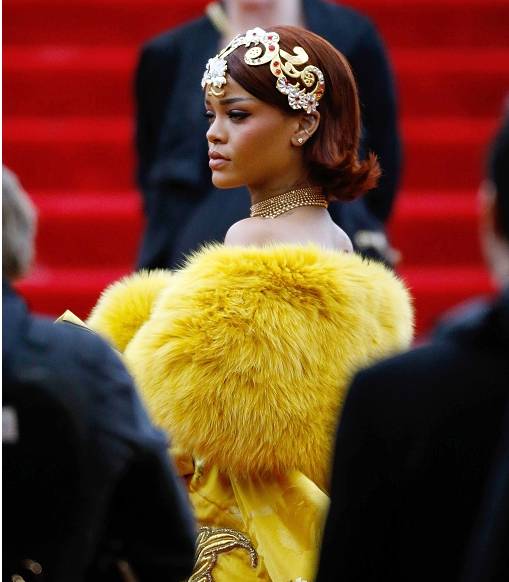 Rihanna muda de visual e aparece com cabelo ruivo