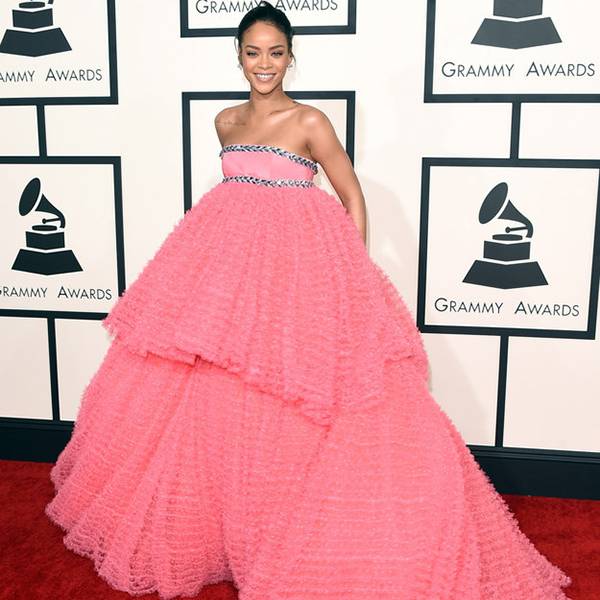 Vestidão rosa de Rihanna no Grammy rende piadas na internet
