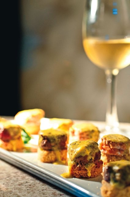 Canapé de mini-hambúrguer do Ringue Lounge Canapé de mini-hambúrguer do Ringue Lounge