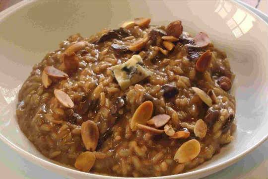 Risoto de funghi porcini com cipolla, amêndoas e gorgonzola