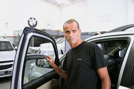 Rivaldo se aposenta do fiutebol e abre empresa de carros blindados
