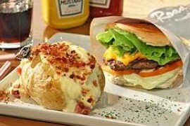 Lanche Harley-Davidson combina um hambúrguer de 160 gramas de picanha, queijo cheddar, salada e maionese Lanche Harley-Davidson combina um hambúrguer de 160 gramas de picanha, queijo cheddar, salada e maionese