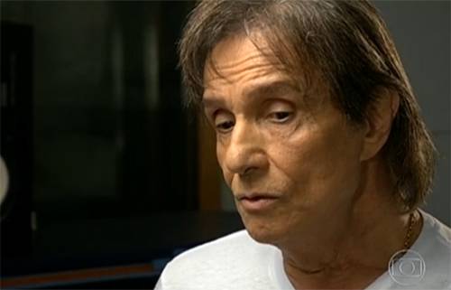 Roberto Carlos agora defende biografias (ou quase); na web, entrevista confusa virou piada