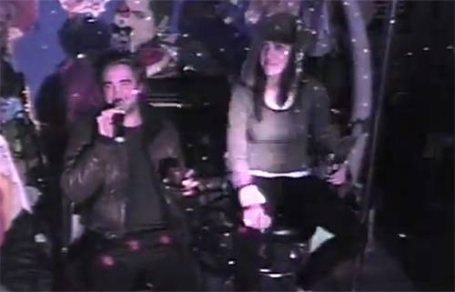 Katy Perry e Robert Pattinson cantam juntos em karaokê; vídeo faz sucesso no YouTube