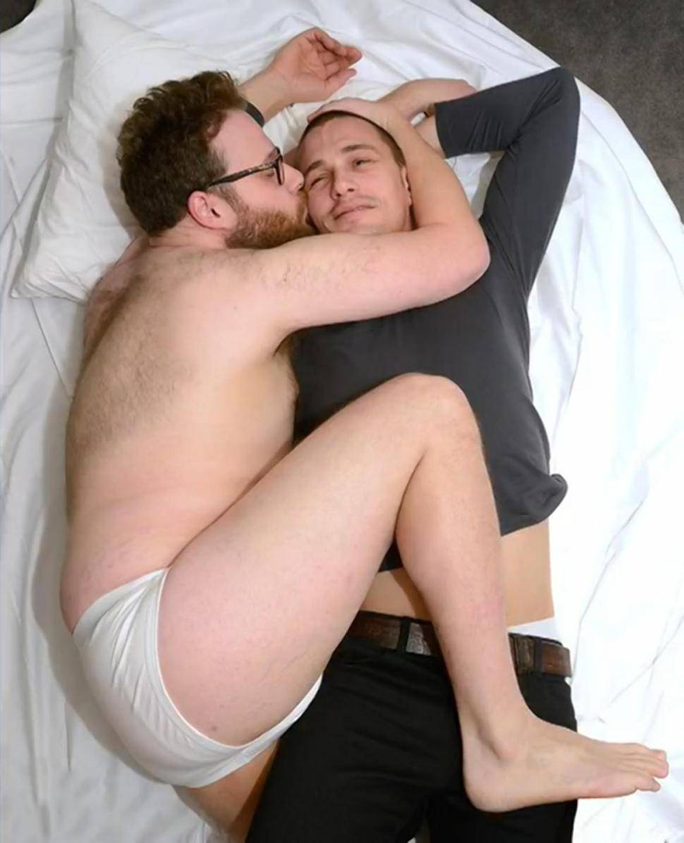 Seth Rogen e James Franco mostram as fotos comprometedoras que os hackers vazaram na internet