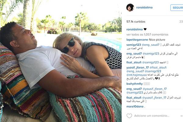 Ronaldo publica foto de namorada dormindo em sua barriga e vira piada no Instagram