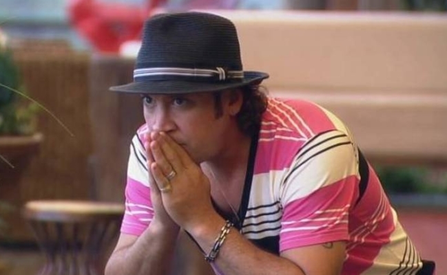 Roy Rosseló chora e conta caso de abuso sexual que teria sofrido na época do Menudo