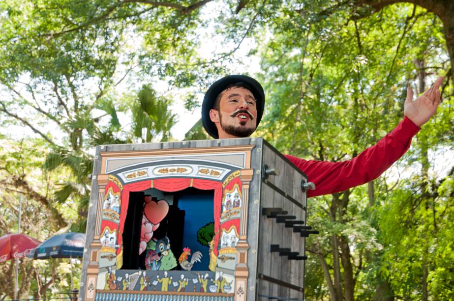 O ator Rudinei Morales, em cena de O Teatro de Caixa