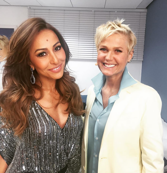 Sabrina Sato desfila com camisa transparente em festa. Confira seu truque para não fazer feio no look