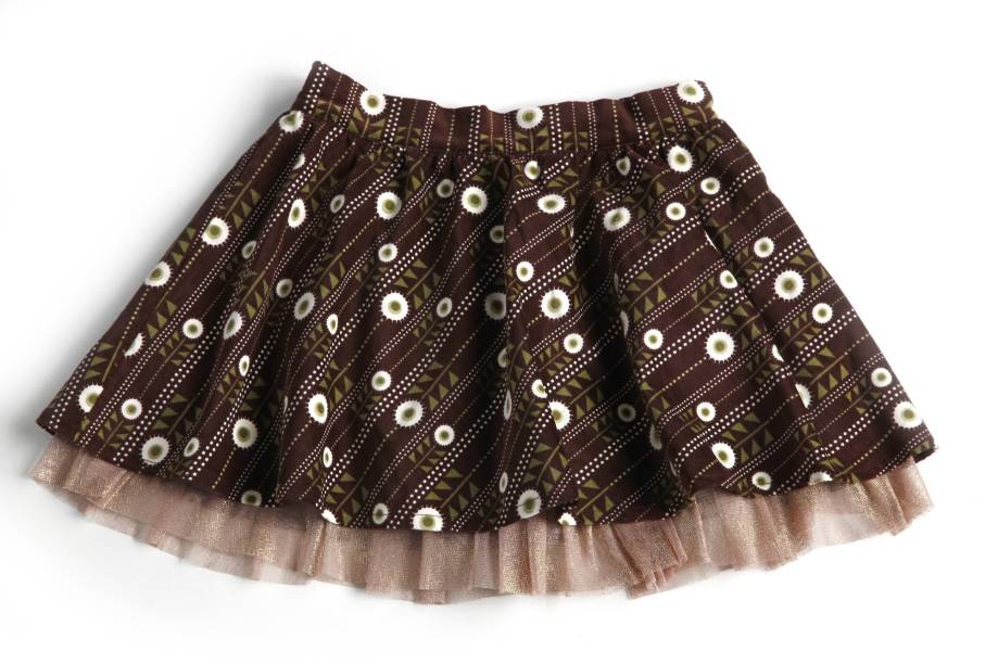 Saia Janet confeccionada em veludo cotelê estampado com barrado de tule Saia Janet confeccionada em veludo cotelê estampado com barrado de tule