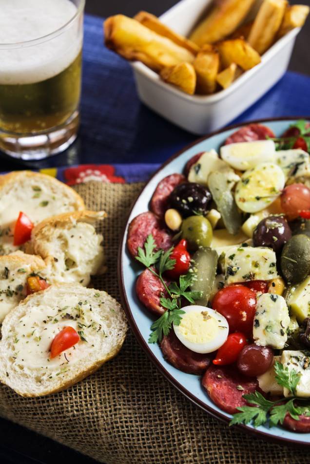 Salada Paulistana mistura diversos tipos de acepipes, linguiça e queijos, por R$ 30,00 Salada Paulistana mistura diversos tipos de acepipes, linguiça e queijos, por R$ 30,00