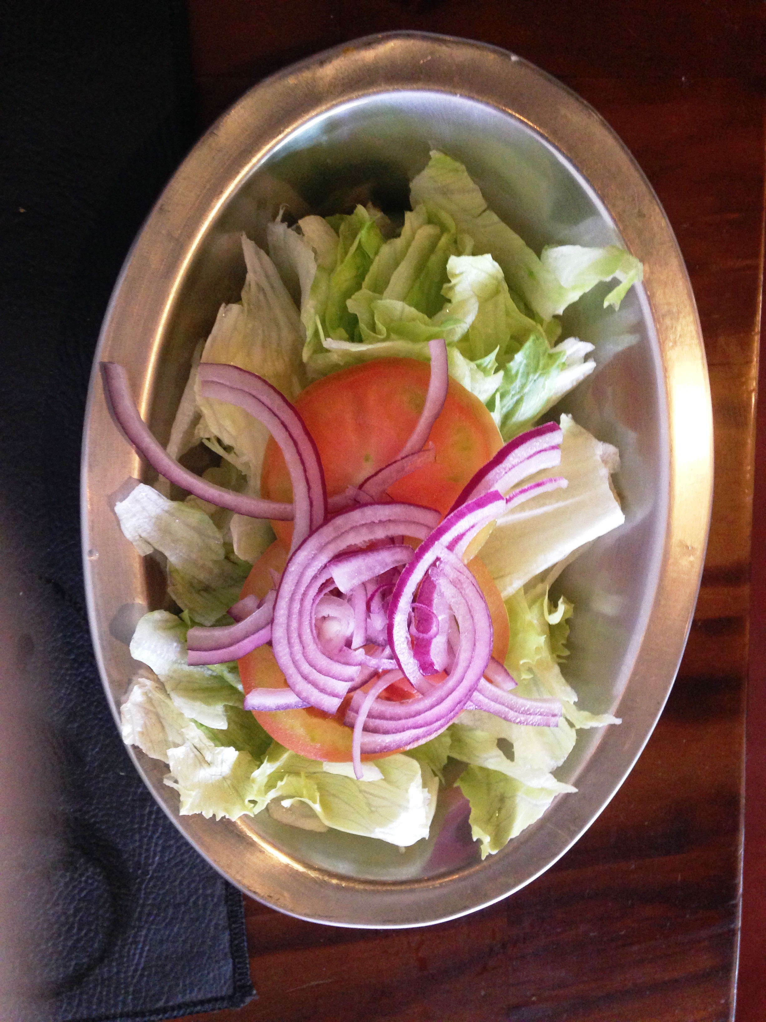 Para a entrada: saladinha com alface, tomate e cebola-roxa (Foto: Helena Galante)
