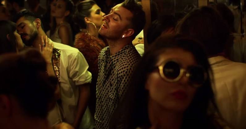 Sam Smith faz o amante latino em clipe de nova parceria com o duo Disclosure