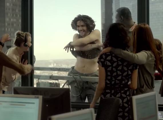 Ator francês ameaça fazer strip-tease em cena de ‘Samba’. Veja o vídeo