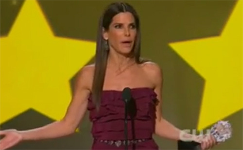 Sandra Bullock fala palavrão ao ser interrompida em premiação; assista