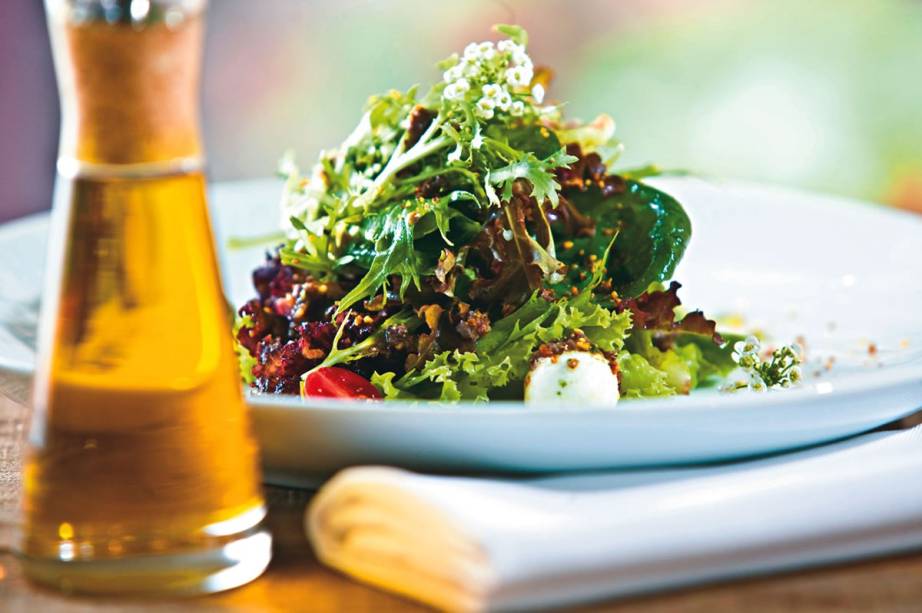 Entrada do Santovino Ristorante: a panzanella, salada com cubos de pão, tomate e lula