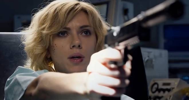 Scarlett Johansson está vestida para matar em Lucy. Assista ao trailer!