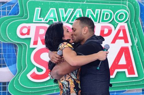 Após traição, Scheila Carvalho beija o marido Tony Salles na TV: “Ninguém pode julgar”