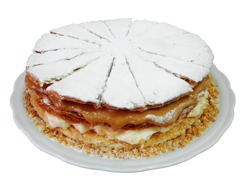 Torta mil-folhas, recheada com creme de baunilha e leite condensado Torta mil-folhas, recheada com creme de baunilha e leite condensado