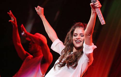 Selena Gomez cai no palco em show nos Estados Unidos; assista ao vídeo