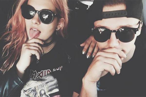 Ela publicou selfies com o namorado na internet e seus pais responderam da melhor maneira