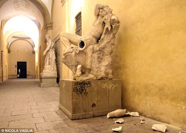 Estudante quebra estátua valiosa ao fazer selfie em museu na Itália
