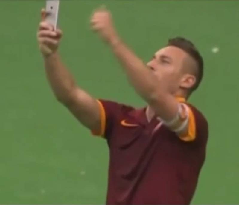 Jogador italiano inova ao tirar selfie durante partida; assista ao vídeo da “jogada”