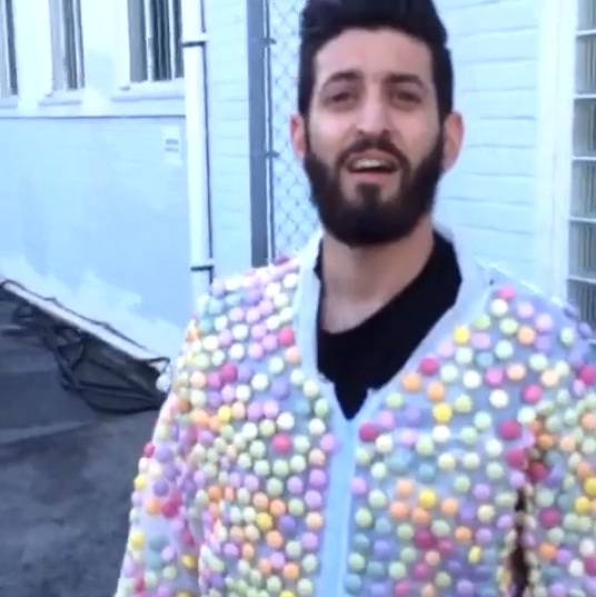 Com um terno de Mentos, ele pulou em uma piscina de Coca-Cola; o resultado é explosivo