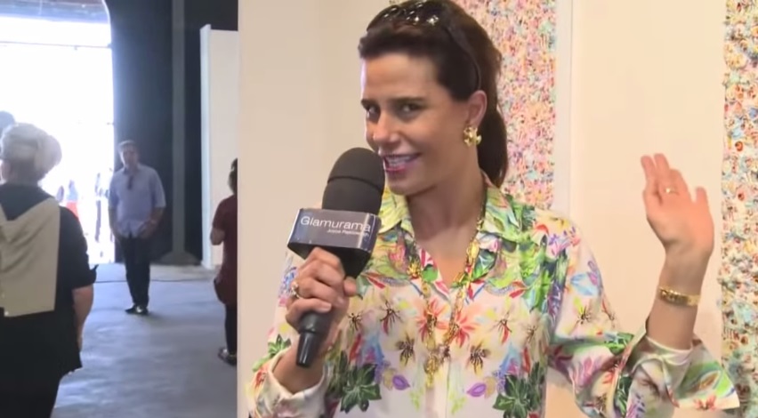 Vídeo de Narcisa Tamborindeguy muito louca apresentando mostra de arte faz sucesso na internet