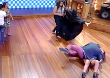 Fernanda Souza e Zeca Camargo levam tombo durante gravação de ‘Vídeo Show’