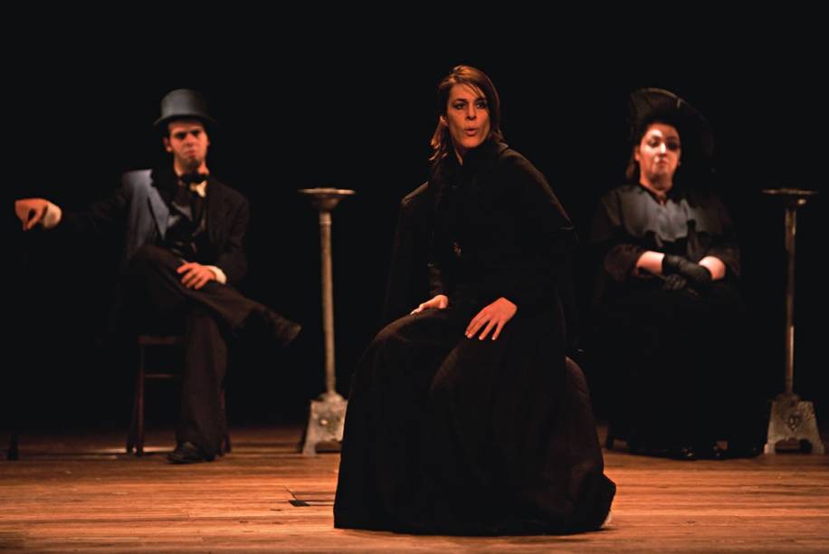 Nelson Rodrigues em versão musical: a atriz Einat Falbel surge à frente da tragédia Senhora dos afogados Nelson Rodrigues em versão musical: a atriz Einat Falbel surge à frente da tragédia Senhora dos afogados